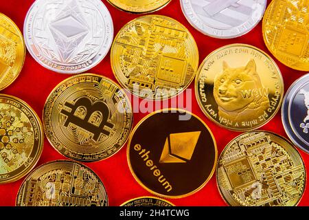 Selezione di gettoni di criptovaluta tra cui etereo, bitcoin, ripple, dogecoin, cardano e litecoin background Foto Stock