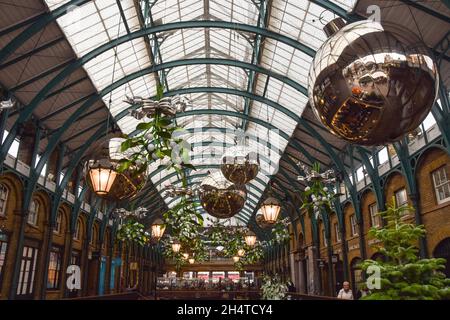 Decorazioni invernali a Covent Garden Market, Londra, Regno Unito, 3 novembre 2021. Foto Stock