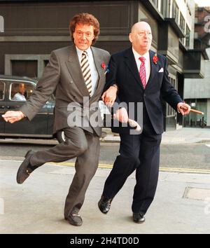 Foto del file del 7/11/1994 di Lord Lew Grade, con il ballerino Lionel Blair. Il veterano di showbiz Blair è morto all'età di 92 anni, il suo agente ha detto all'agenzia di stampa PA. Data di emissione: Giovedì 4 novembre 2021. Foto Stock