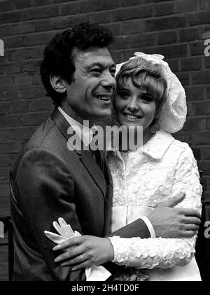 Foto di archivio datata 21/3/1967 di Lionel Blair con sua moglie Susan Davis il giorno del loro matrimonio presso l'ufficio del registro di Kensington, Londra. Il veterano di showbiz Blair è morto all'età di 92 anni, il suo agente ha detto all'agenzia di stampa PA. Data di emissione: Giovedì 4 novembre 2021. Foto Stock