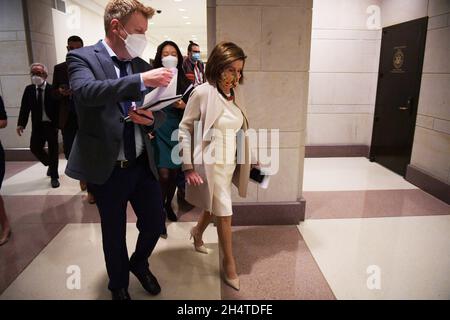 4 novembre 2021, Washington, Distric of Columbia, USA: Casa Speaker Nancy Pelosi (D-CA) arriva a tenere la sua conferenza stampa settimanale oggi il 04 novembre 2021 a HVC/Capitol Hill a Washington DC, USA. (Credit Image: © Lenin Nolly/ZUMA Press Wire) Foto Stock