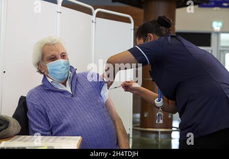 Foto di archivio datata 16/12/2020 di Entertainer Lionel Blair che riceve la prima di due iniezioni con una dose del vaccino Pfizer/BioNtech covid-19 da Nurse Bertilla Sayers in un centro di vaccinazione NHS che è stato istituito nei terreni del corso di corse di cavalli a Epsom in Surrey. Il veterano di showbiz Blair è morto all'età di 92 anni, il suo agente ha detto all'agenzia di stampa PA. Data di emissione: Giovedì 4 novembre 2021. Foto Stock