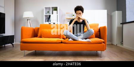 Frustrato Millennial con rapporto Trouble offeso a casa Foto Stock