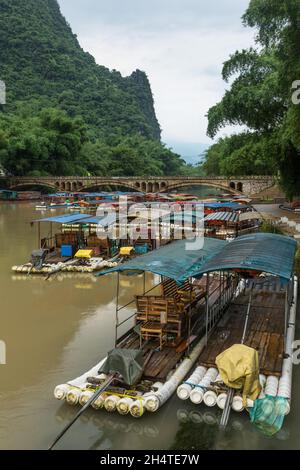 Zattere motorizzate, modellate sulla zattera di pescatori tradizionale cormorano, ormeggiate a Xingping, in Cina. Foto Stock