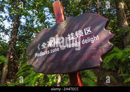 Un segno per le serrature di amore significa i rapporti romantici nel parco forestale nazionale di Zhangjiajie, Hunan, Cina. Foto Stock
