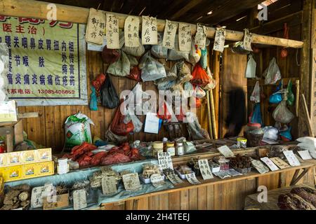 Medicinali tradizionali cinesi a base di erbe in uno stand a lato del sentiero nel Zhangjiajie National Forest Park, Hunan, Cina. Foto Stock