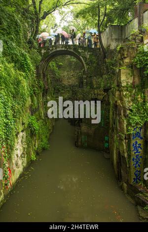 Turisti cinesi sul ponte sopra lo Stagno di Sword o Jianchi nei giardini di Tiger Hill, Suzhou, Cina. Foto Stock