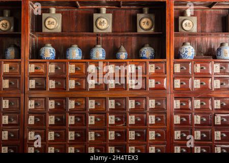 All'interno di un tradizionale apotecario cinese d'epoca a Wuzhen orientale, Cina. Foto Stock