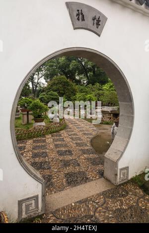 Una porta circolare nell'umile Giardino dell'Amministratore di Suzhou, Cina. Foto Stock