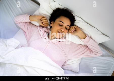 African confortevole Woman Wake Up. Sonno confortevole Foto Stock