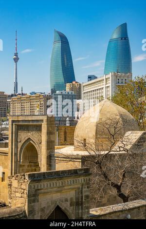 Vista del Palazzo di Shirvanshah e del centro di Baku, Azerbaigian. Foto Stock