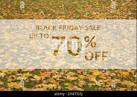 Black friday fino al 70% di sconto su testo su coloratissimo sfondo delle foglie autunnali. Word Black friday con foglie colorate. Concetto di natura creativa. 70% di sconto su di Foto Stock