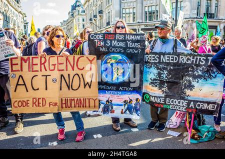 XR London manifestanti con striscioni al circo di oxford Foto Stock