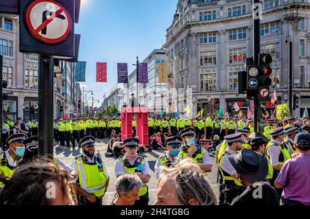 Polizia Encircle estinzione Rebellion protestori Oxford Circus Foto Stock