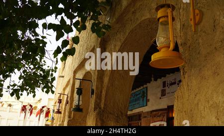 Lanterne colorate in Souq Waqif, Qatar Foto Stock