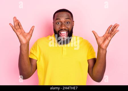 Ritratto di attraente ragazzo allegro stupito divertirsi buon umore isolato su sfondo rosa pastello colore Foto Stock