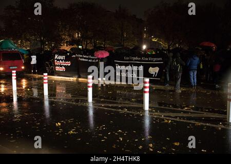 Berlino, Germania. 4 novembre 2021. 10 anni da quando il National Socialist Undergroundl giunse a una protesta finale a Berlino, in Germania, il 04 novembre 2021. (Foto di Michael Kuenne/PRESSCOV/Sipa USA) Credit: Sipa USA/Alamy Live News Foto Stock