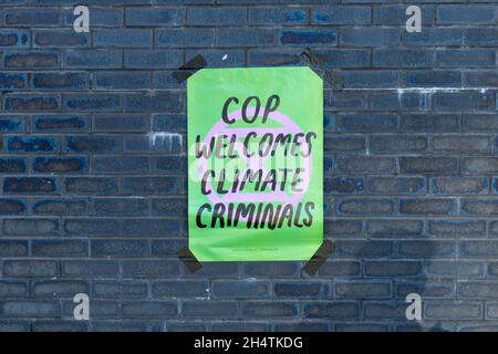COP accoglie i criminali climatici poster di XR - Extinction Rebellion - Outside COP26 Glasgow, Scotland, UK Foto Stock