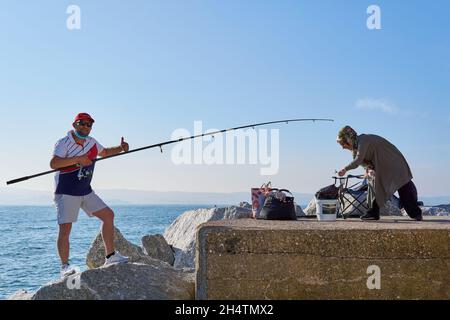 brixham, devon. 31 maggio 2021. brixham, devon. Maggio 31, 2021. L'uomo ha dato un pollice fino alla gente a causa della pesca riuscita, sua moglie felice ha preso Foto Stock