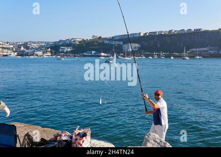 brixham, devon. Maggio 31, 2021. Uomini felici che pescano a brixham in devon. Mostra due pesci sul suo baccello da pesca alla gente. Foto Stock