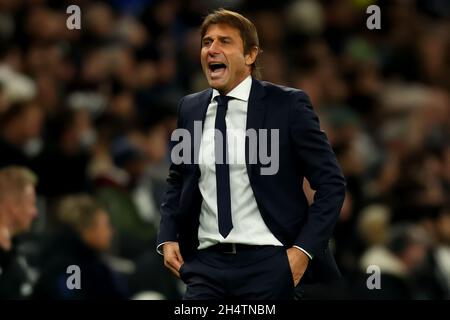 4 novembre 2021; Tottenham Hotspur Stadium, Tottenham, Londra, Inghilterra; Europa Conference League, Tottenham Hotspur contro Vitesse Arnhem; Tottenham Hotspur Manager Antonio Conte Foto Stock