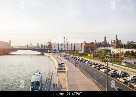 Centro di Mosca Cremlino embankment traffico jam sulla strada. Situazione dei trasporti Foto Stock