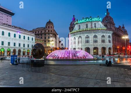 Piazza De Ferrari, piazza nel cuore di Genova, illuminata da decorazioni natalizie. Foto Stock