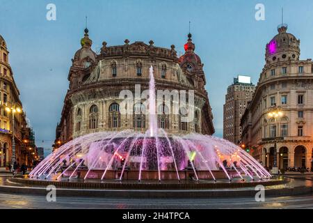 Piazza De Ferrari, piazza nel cuore di Genova, illuminata da decorazioni natalizie. Foto Stock