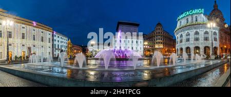 Piazza De Ferrari, piazza nel cuore di Genova, illuminata da decorazioni natalizie. Foto Stock