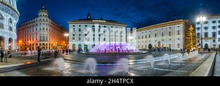 Piazza De Ferrari, piazza nel cuore di Genova, illuminata da decorazioni natalizie. Foto Stock