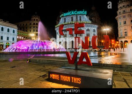 Piazza De Ferrari, piazza nel cuore di Genova, illuminata da decorazioni natalizie. Foto Stock