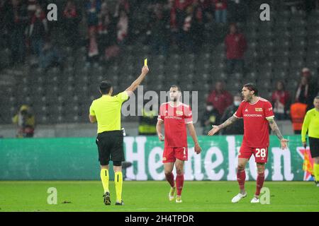 BERLINO, GERMANIA - 4 NOVEMBRE: Christopher Trimmel del 1.FC Union Berlin riceve una carta gialla durante la partita della UEFA Conference League Group Stage tra 1. FC Union Berlin e Feyenoord all'Olympia Stadion il 4 novembre 2021 a Berlino, Germania (Foto di Yannick Verhoeven/Orange Pictures) Foto Stock