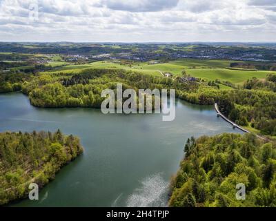 Veduta aerea del Neyetalsperre (Diga di Neye) nella Terra di Bergisches con una vista di Wipperfuerth sullo sfondo. Foto Stock