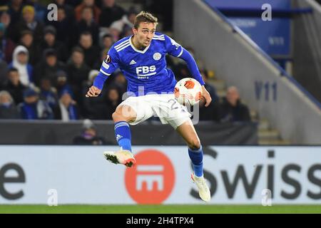 LEICESTER, GBR. 4 NOVEMBRE Timoty Castagne di Leicester City controlla la palla durante la partita UEFA Europa League Group C tra Leicester City e FC Spartak Mosca al King Power Stadium di Leicester giovedì 4 novembre 2021. (Credit: Jon Hobley | MI News) Credit: MI News & Sport /Alamy Live News Foto Stock