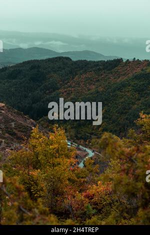 Strada tra belle montagne. Foto Stock