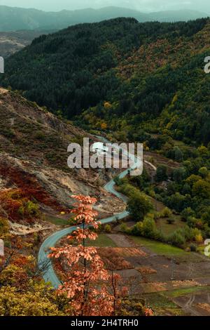 Strada che conduce ad un villaggio. Foto Stock