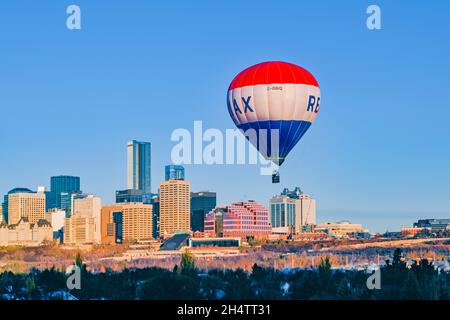 Mongolfiera REMAX, skyline del centro, Edmonton, Alberta, Canada Foto Stock