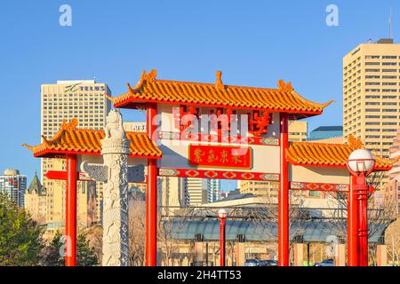 Ornate Gate, Chinese Garden, Louise McKinney Riverfront Park, Edmonton, Alberta, Canada Foto Stock