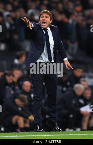 Londra, Regno Unito. 4 novembre 2021. Antonio Conte, il capo allenatore di Tottenham Hotspur reagisce durante il gioco. UEFA Europa Conference League, Group G Match, Tottenham Hotspur v Vitesse al Tottenham Hotspur Stadium di Londra giovedì 4 novembre 2021. Questa immagine può essere utilizzata solo a scopo editoriale. Solo per uso editoriale, licenza richiesta per uso commerciale. Nessun uso in scommesse, giochi o un singolo club/campionato/player pubblicazioni. pic di Steffan Bowen/Andrew Orchard sport fotografia/Alamy Live news credito: Andrew Orchard sport fotografia/Alamy Live News Foto Stock