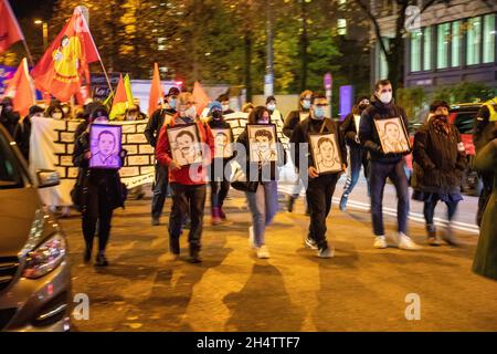 Demonstrant*innen halten Schildern mit den Gesichtern der Opfer des NSU: Enver ?im?ek, Abdurrahim Özüdo?ru, Süleyman T?köprü, Habil K?l?c, Mehmet Turgut, ?Smail Ya?ar, Theodoros Boulgarides, Mehmet Kuba??k, Halit Yozgat, Michèle Kiesewetter. Am 4. Novembre 2021 sammelten sich hunderte Menschen in München, um den Opfern des Nationalsozialistischen Undergrund - NSU zu gedenken und Aufklärung zu rechten Netzwerken zu fordern. I manifestanti hanno firmato i segni con le facce delle vittime della NSU. Il 4 novembre 2021 centinaia di persone si sono riunite a Monaco di Baviera, in Germania, per ricordare le vittime della Nazionale Foto Stock