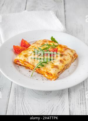 Porzione di lasagne al formaggio - piatto di pasta italiana Foto Stock