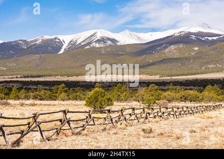 Montagne coperte di neve Collegiate Peaks vicino Buena Vista, Colorado Foto Stock