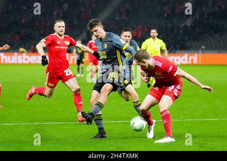 BERLINO, GERMANIA - 4 NOVEMBRE: Guus Til of Feyenoord Rotterdam, Paul Jaeckel of 1.FC Union Berlin durante la partita di fase del gruppo UEFA Conference League tra 1. FC Union Berlin e Feyenoord all'Olympia Stadion il 4 novembre 2021 a Berlino, Germania (Foto di Yannick Verhoeven/Orange Pictures) Foto Stock