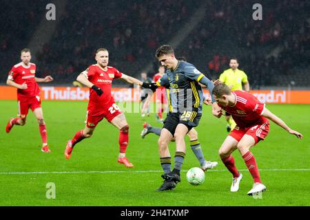 BERLINO, GERMANIA - 4 NOVEMBRE: Guus Til of Feyenoord Rotterdam, Paul Jaeckel of 1.FC Union Berlin durante la partita di fase del gruppo UEFA Conference League tra 1. FC Union Berlin e Feyenoord all'Olympia Stadion il 4 novembre 2021 a Berlino, Germania (Foto di Yannick Verhoeven/Orange Pictures) Foto Stock