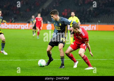 BERLINO, GERMANIA - 4 NOVEMBRE: Guus Til of Feyenoord Rotterdam, Paul Jaeckel of 1.FC Union Berlin durante la partita di fase del gruppo UEFA Conference League tra 1. FC Union Berlin e Feyenoord all'Olympia Stadion il 4 novembre 2021 a Berlino, Germania (Foto di Yannick Verhoeven/Orange Pictures) Foto Stock