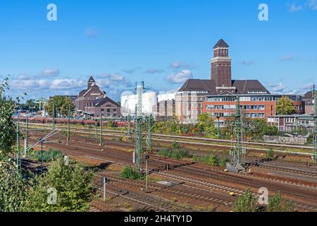 Berlino, Germania - 6 ottobre 2021: Stazione ferroviaria e edificio amministrativo del porto di Westhafen BEHALA, uno dei porti interni più grandi della Germania Foto Stock