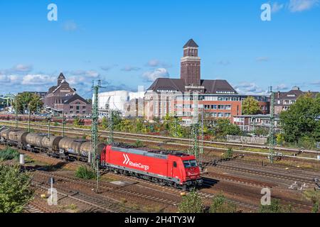 Berlino, Germania - 6 ottobre 2021: Stazione ferroviaria, edificio amministrativo e treno merci nel porto di Westhafen BEHALA, una delle più grandi della Germania Foto Stock