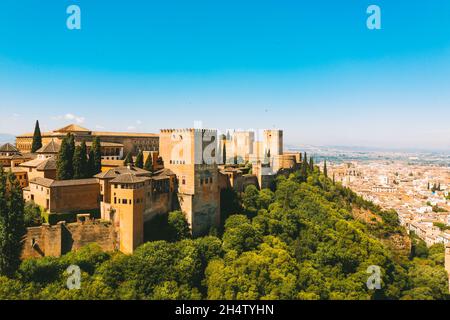 Veduta panoramica aerea del palazzo dell'Alhambra nella città di Granada, Spagna. 05.05.2021 Foto Stock