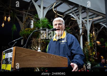 New York, Stati Uniti. 4 novembre 2021. Il presidente Cecil Roberts per l'UMWA ha visto parlare durante la dimostrazione.sei manifestanti sono stati arrestati alla sede centrale di BlackRock dopo centinaia di manifestanti con la United Mine Workers of America (UMWA) ha chiesto uno sciopero per impedire alla società di molestare i membri sindacali e fornire un contratto equo ai lavoratori. (Foto di Karla Coté/SOPA Images/Sipa USA) Credit: Sipa USA/Alamy Live News Foto Stock