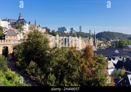 Europa, Lussemburgo, Lussemburgo, Città di Lussemburgo, vista sulla città alta guardando verso Casemates du Bock da Chemin de la Corniche Foto Stock